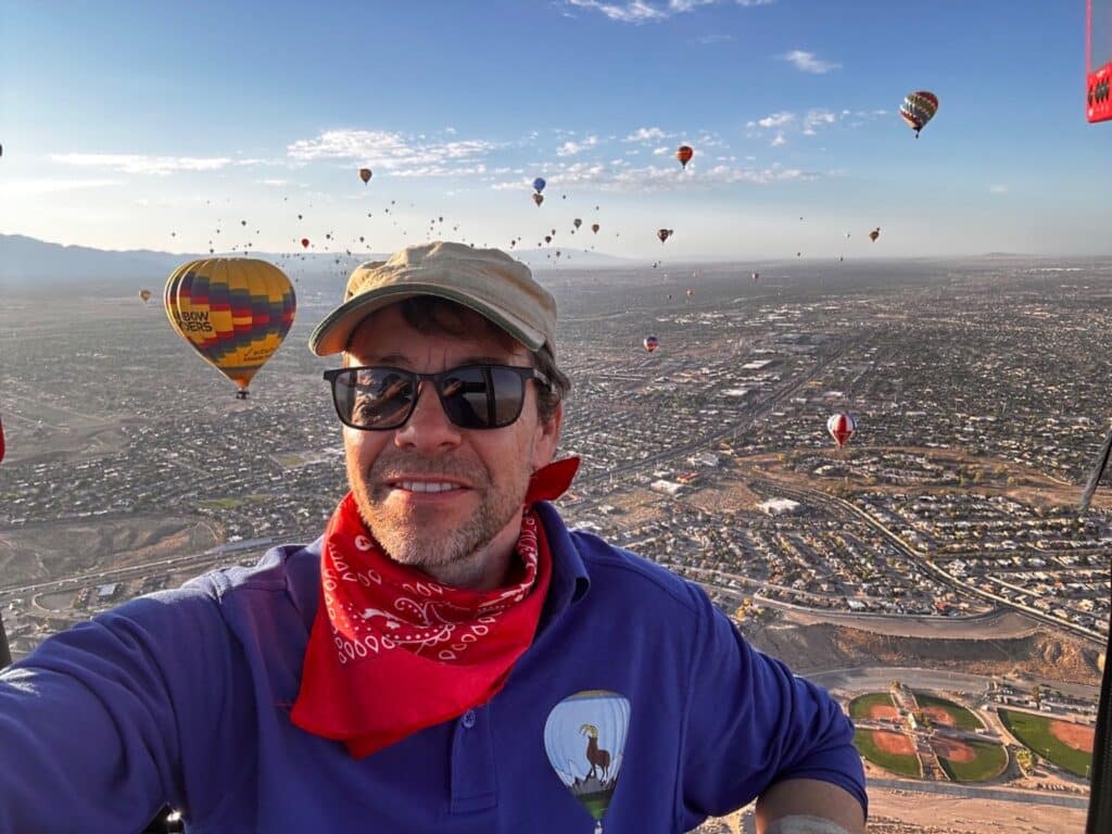 Nils Römeling aus Augsburg in der Luft beim größten Ballontreffen der Welt